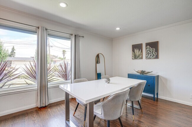 Building Photo - 1338 Thais Ln