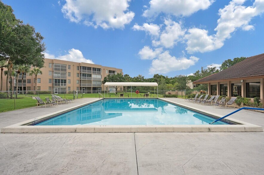 Building Photo - 9531 Seagrape Dr
