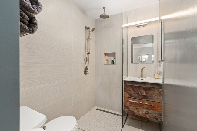 Building Photo - Fully furnished- North Mission 2 bed 2.5 baths - 6 houses from the beach.