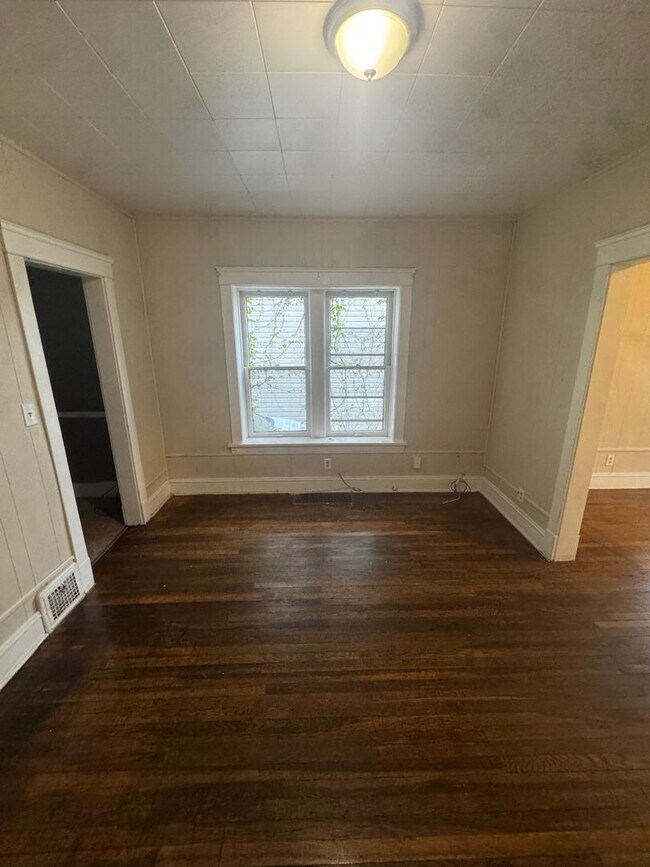 Building Photo - 632 E 101st St