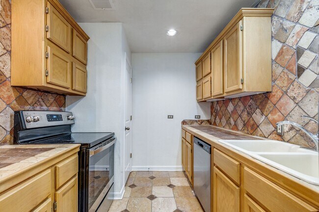Building Photo - 1 BEDROOM BOUTIQUE APARTMENT