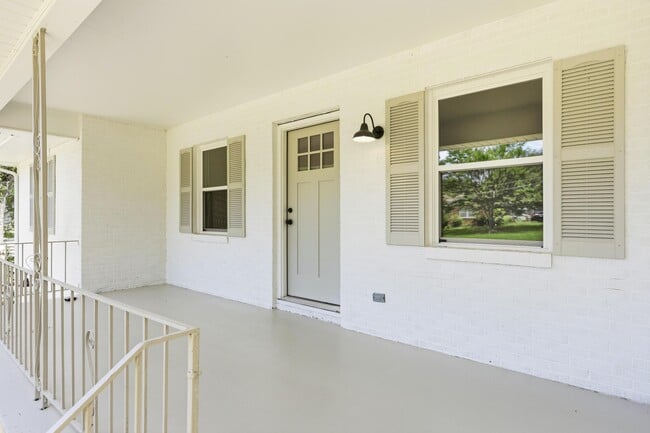 Building Photo - 114 Alpine Dr