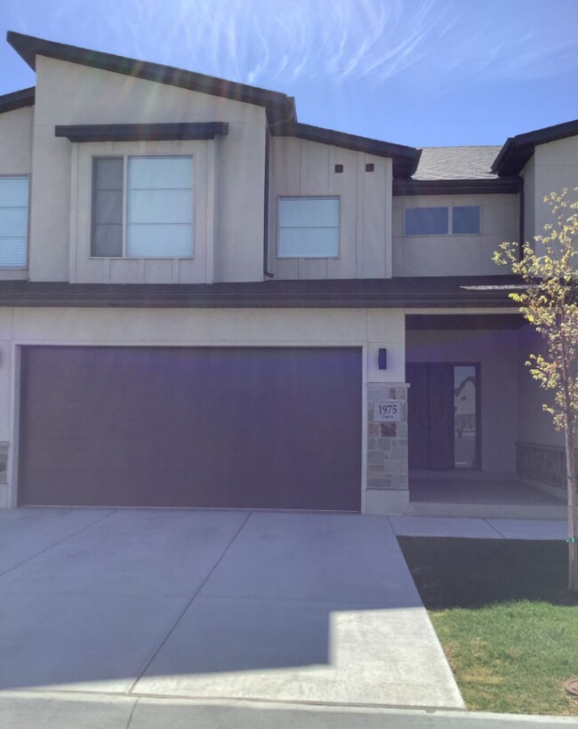 Building Photo - Experience The Finest Townhome in West Haven – 3 Bed, 2.5 Bath