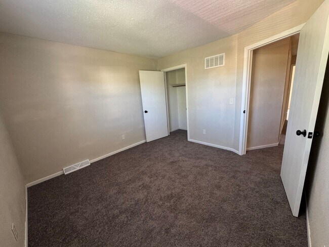 Building Photo - Beautiful 3 Bedroom, 1.5 Bath Townhome wit...