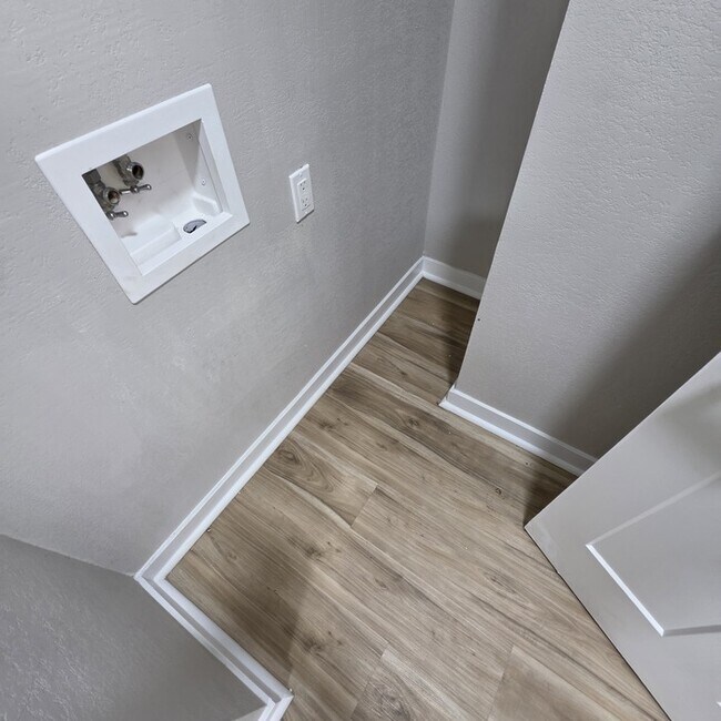 Building Photo - Beautiful 4 bedrooms and 2 full baths home located on E 113th St in Kansas City, MO