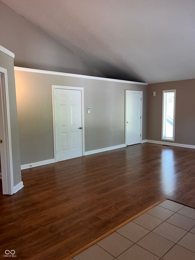 Building Photo - 945 Fox Hill Dr