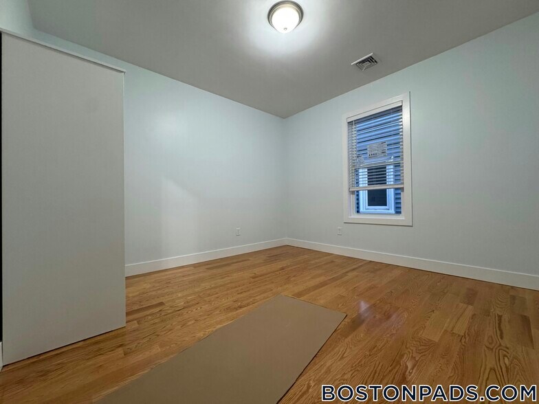 Building Photo - 7 Carson St