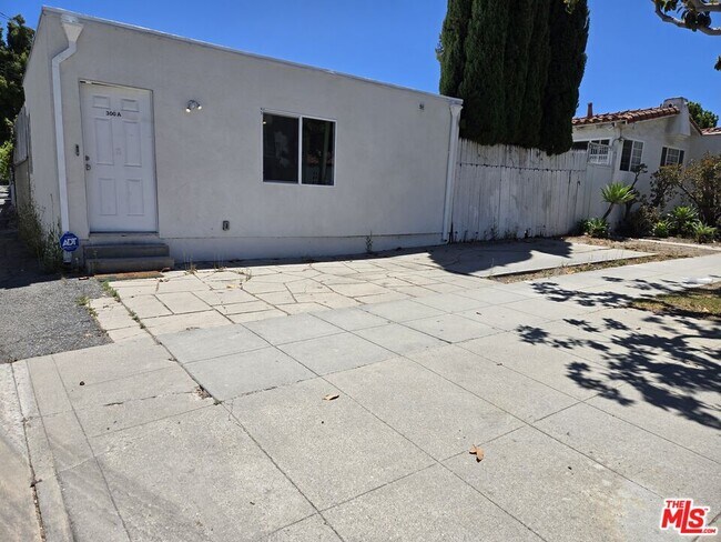Building Photo - 300 S La Peer Dr