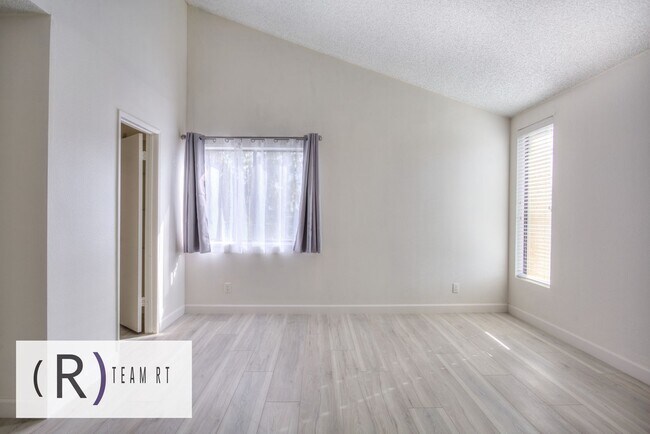 Building Photo - Gorgeous townhouse in a quiet 6-unit gated complex
