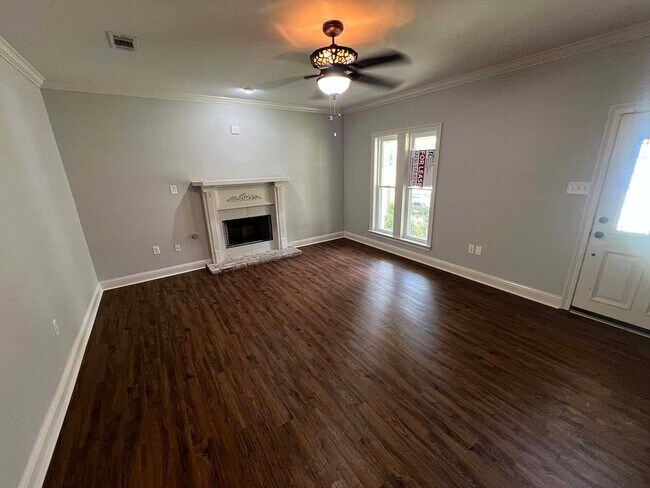 Building Photo - Charming Baton Rouge Home with Flex Room, Fireplace & Spacious Front Porch