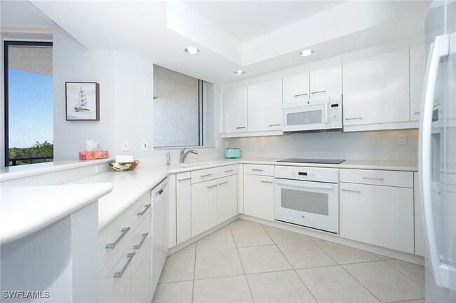 Building Photo - 7225 Pelican Bay Blvd