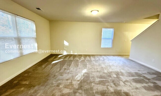 Building Photo - 3 Bed/3 Bath Home with Garage / Pet-Friendly / Available Now!