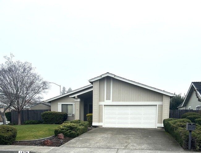 Building Photo - Beautiful East Petaluma Home