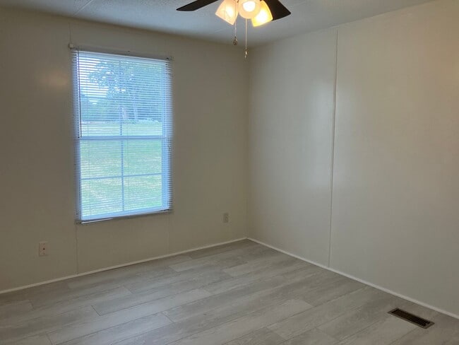 Building Photo - Three Bedroom Home in Hickory
