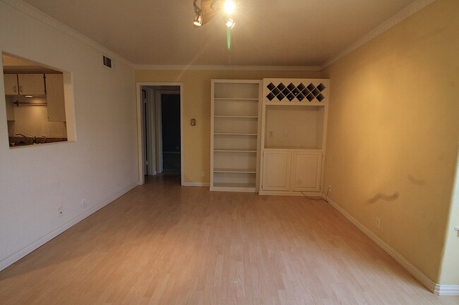 Building Photo - BEAUTIFUL HOME. UTILITIES INCLUDED!!!!