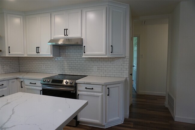 Building Photo - 1610 Antoine Dr