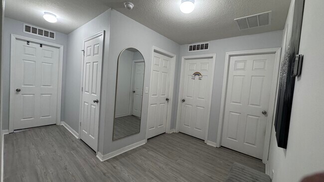 Building Photo - 5635 NW Pine Trail Cir