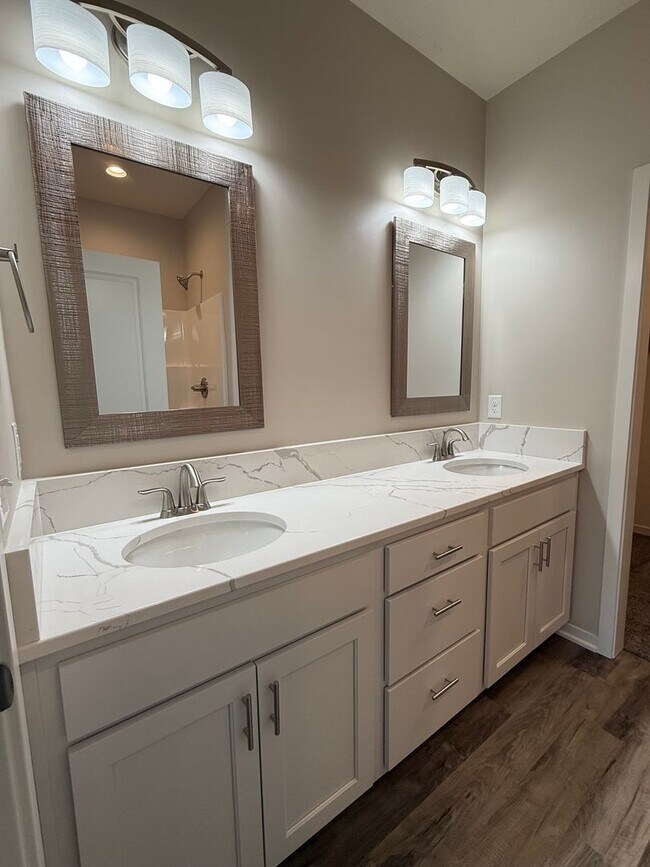 Building Photo - Spacious 2 bed/2.5 bath daylight Townhome in SE Lincoln
