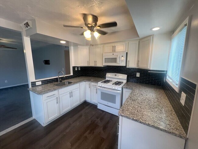 Building Photo - 9433 Sylvia St