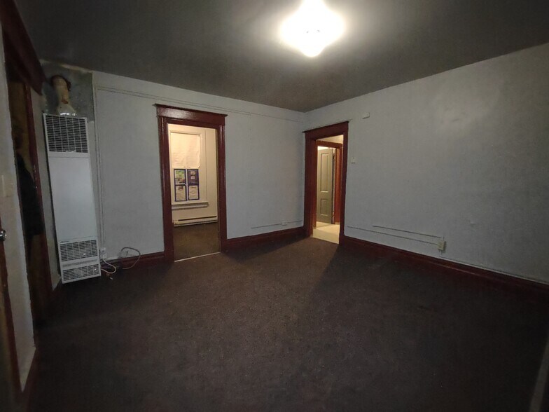 Building Photo - 645 Charles Ave