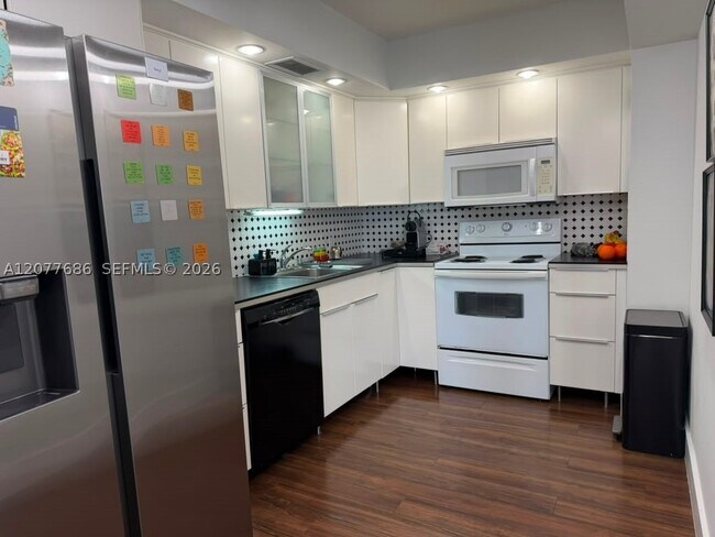 Building Photo - 3375 N Country Club Dr