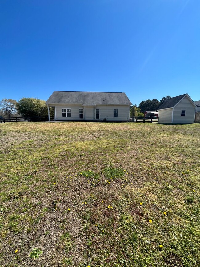 Building Photo - 3 Bedroom Single Family Home (LARGE BACK Y...