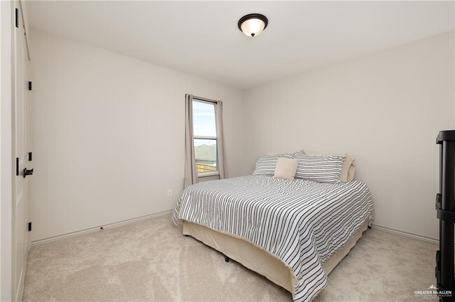 Building Photo - 18 Central Park St