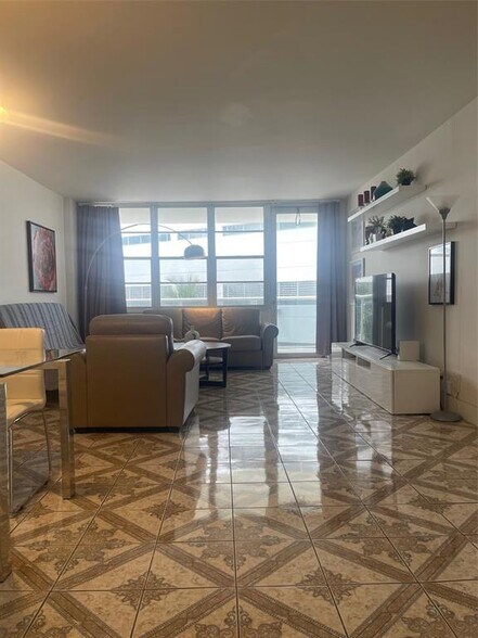 Primary Photo - 3725 S Ocean Dr
