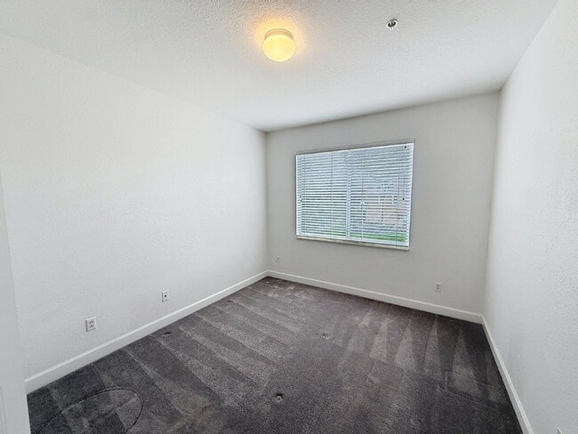 Building Photo - Beautiful 3 Beds and 2.5 Baths townhome with 2 car garage in Stonebridge Commons!