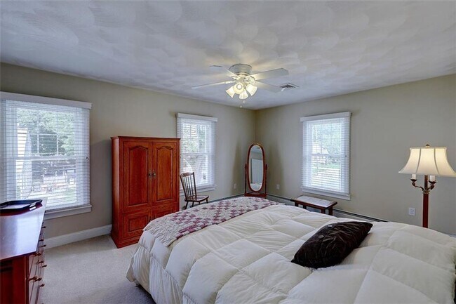 Building Photo - Providence/Elmhurst – Gorgeous Single Fami...