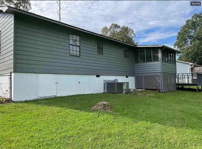 Building Photo - 714 Woodland Dr S