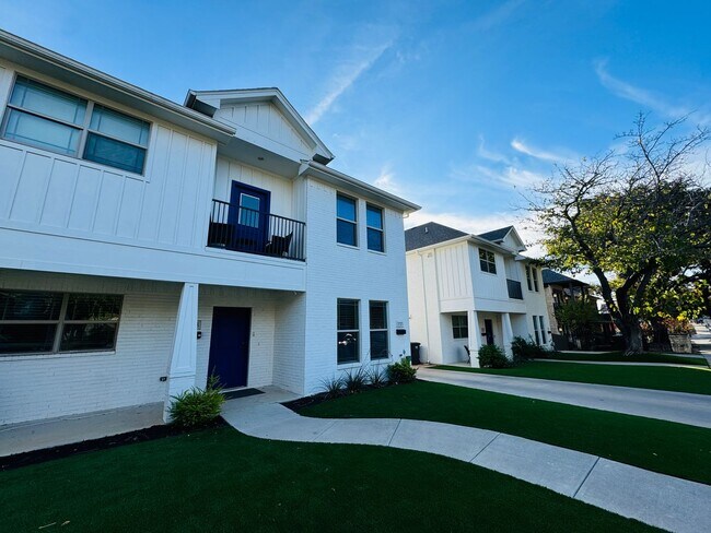 Building Photo - * MOVE IN SUMMER 7/21/2027 * 5 Bed 3 Bath, Lubbock Ave. near The Neeley Building