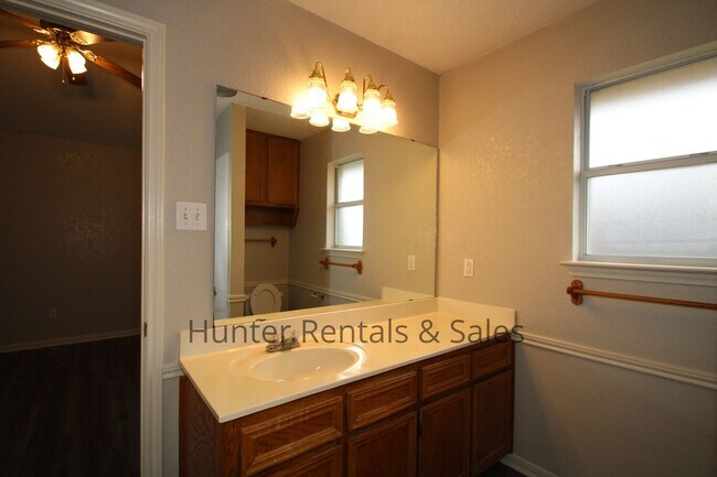 Building Photo - 4001 Tallwood Dr