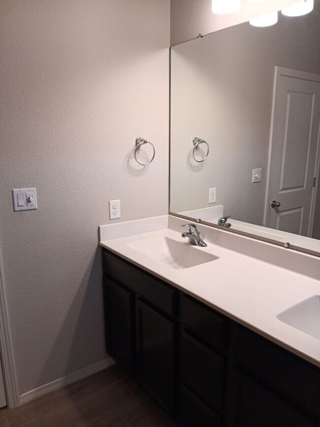 Building Photo - 4 Bedroom, 2 Bathroom! Lovely Home Coming Soon!