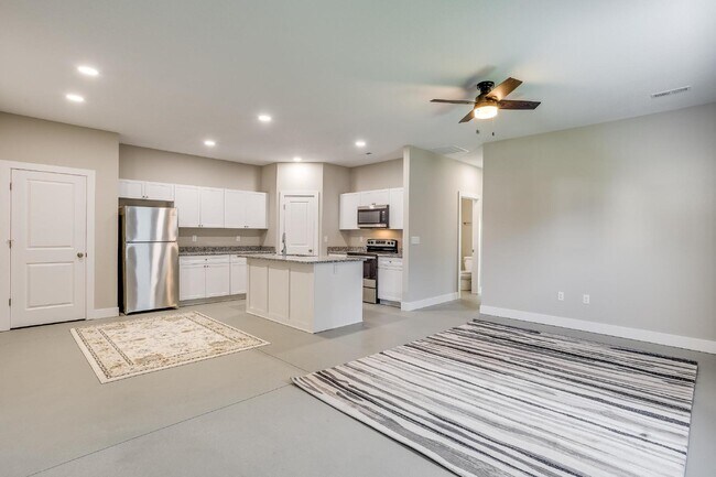 Building Photo - "Discover Modern Comfort: Spacious 3-Bed, 2-Bath Duplex in Charming Bel Aire, KS!"