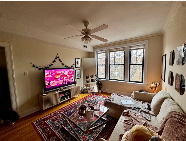 Building Photo - 1955 W Winnemac Ave