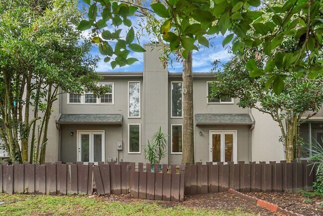 Building Photo - Spacious, Newly Renovated Villa Overlookin...