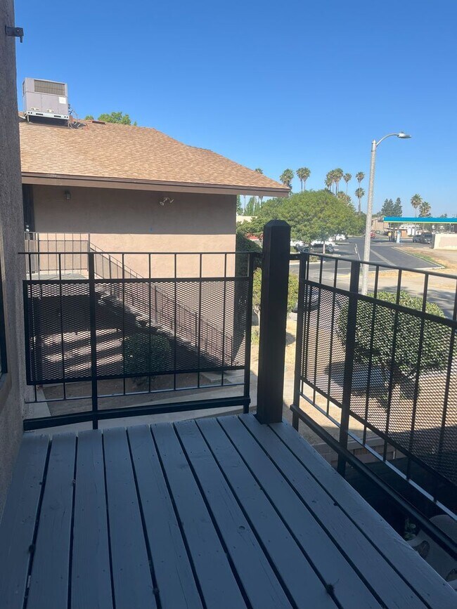 Building Photo - Upstairs Unit!! Under New Management!! Und...