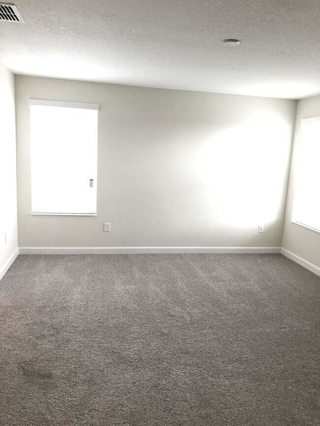 Building Photo - Newer 3/2.5ba Home at The Oaks in Moss Park with FREE Internet, Cable and Phone