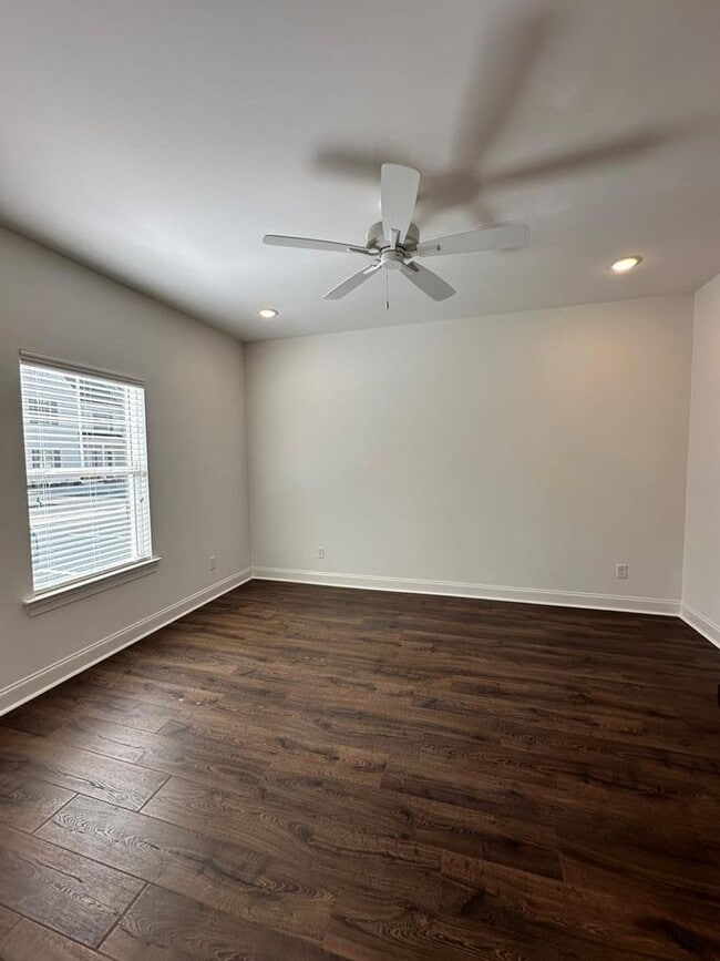 Building Photo - 3 Bed 3.5 Bath in Desirable Meadow Crest Neighborhood!