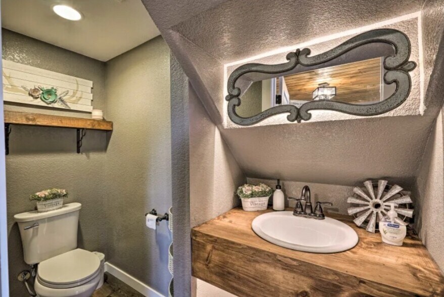 Building Photo - 255 Midnight Ln