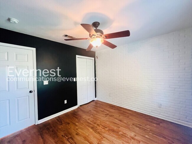 Building Photo - 3 Bed/2 Bath Home with Garage / Pet-Friendly / Vouchers Accepted / Available Now!