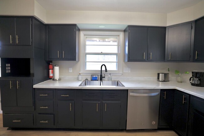 Building Photo - 1534 N Woodburn Ave