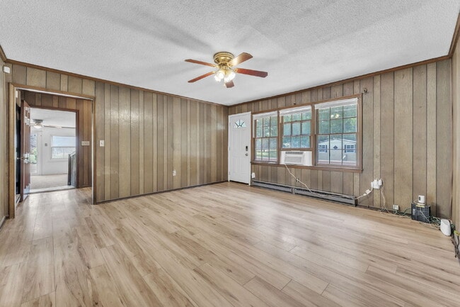 Building Photo - Charming 3-Bed, 2-Bath Haven in Anderson w...