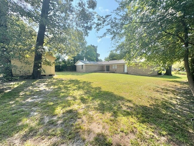 Building Photo - Spacious 3-Bed, 2-Bath Home with Large Sho...