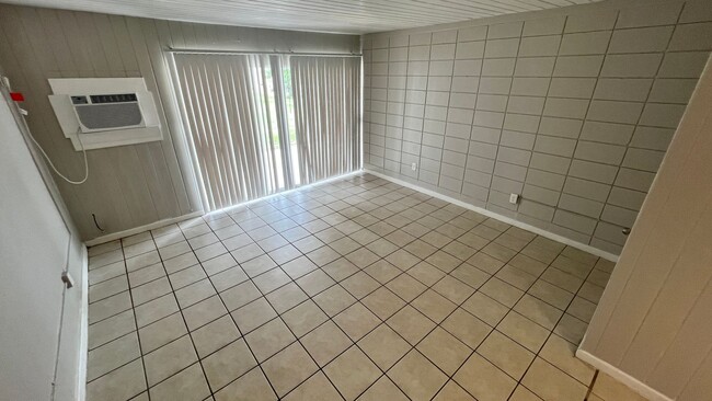 Building Photo - "Second Month of Rent FREE" Charming Studi...