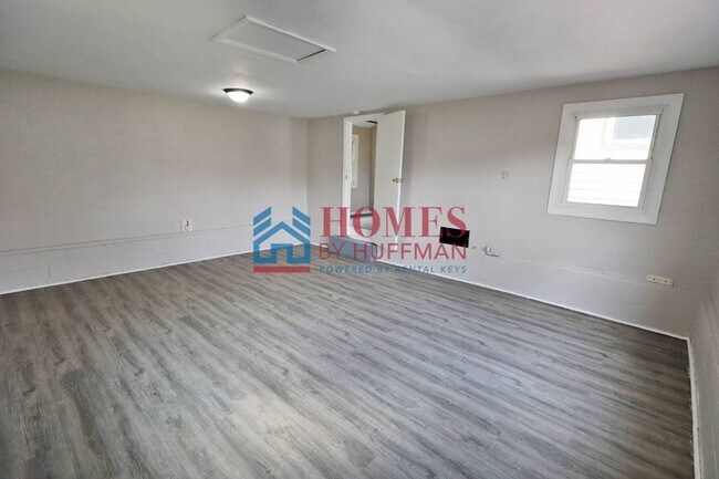 Building Photo - Two Bedroom House | Move In Ready!