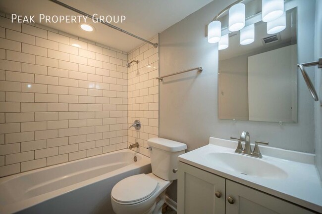 Building Photo - MOVE IN NOW! NEWLY RENOVATED! 2 Bedroom Ap...