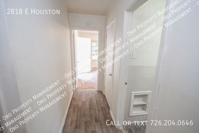 Building Photo - Close to Local Amenities and Downtown