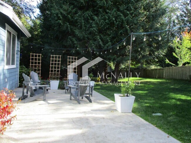 Building Photo - Modern 3-Bedroom, 2.5 Bath Home in a Point Richmond Ridge Cul-de-Sac